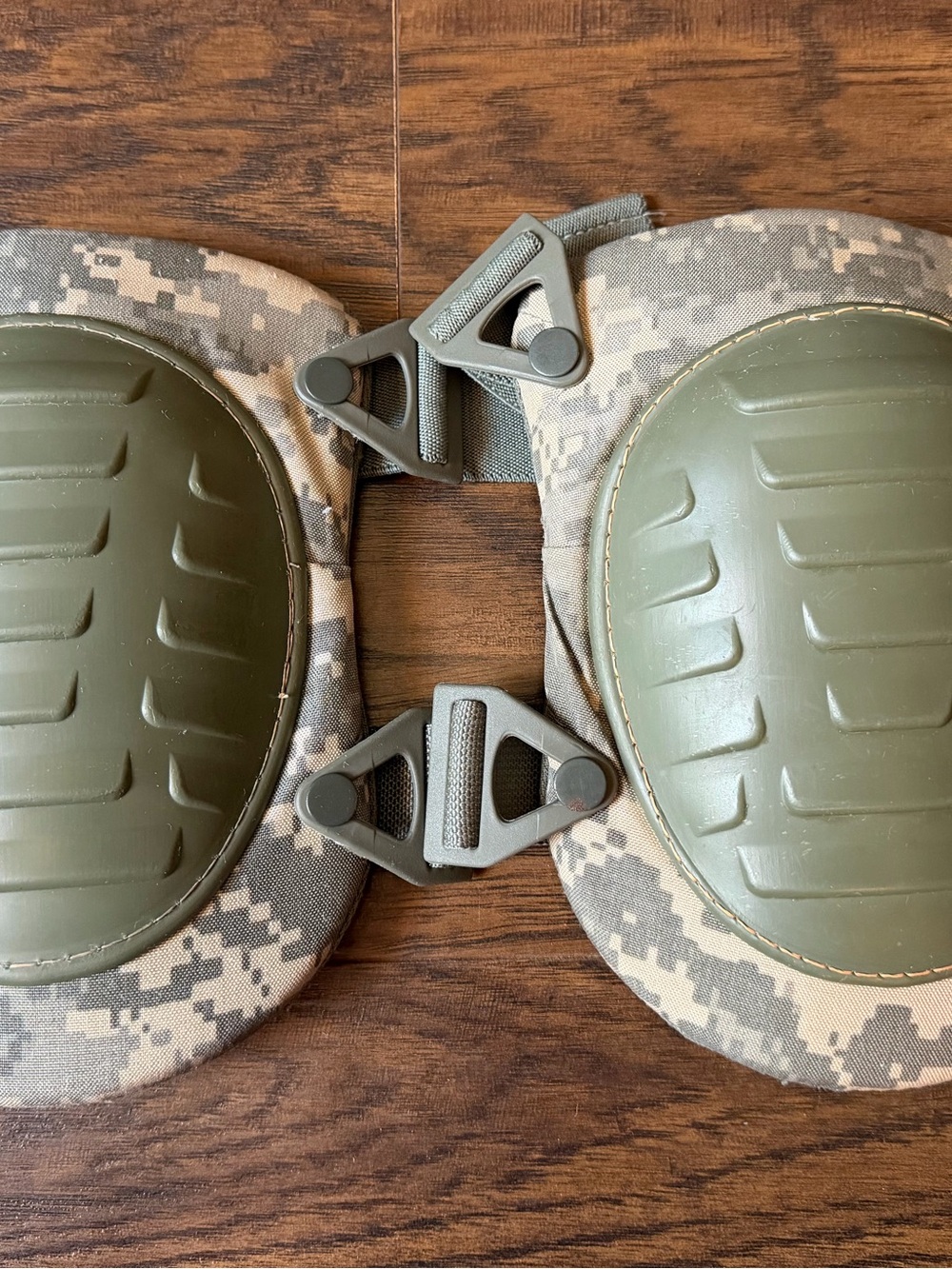Tactical Knee Pads in Olive Green - Durable Protective Wear